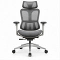 Sedia da ufficio ergonomica in rete grigia con poggiatesta, braccioli regolabili e base in alluminio 66 x 65 x 117-127 cm